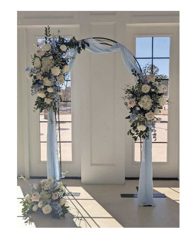 Arco floral para la entrada de la iglesia