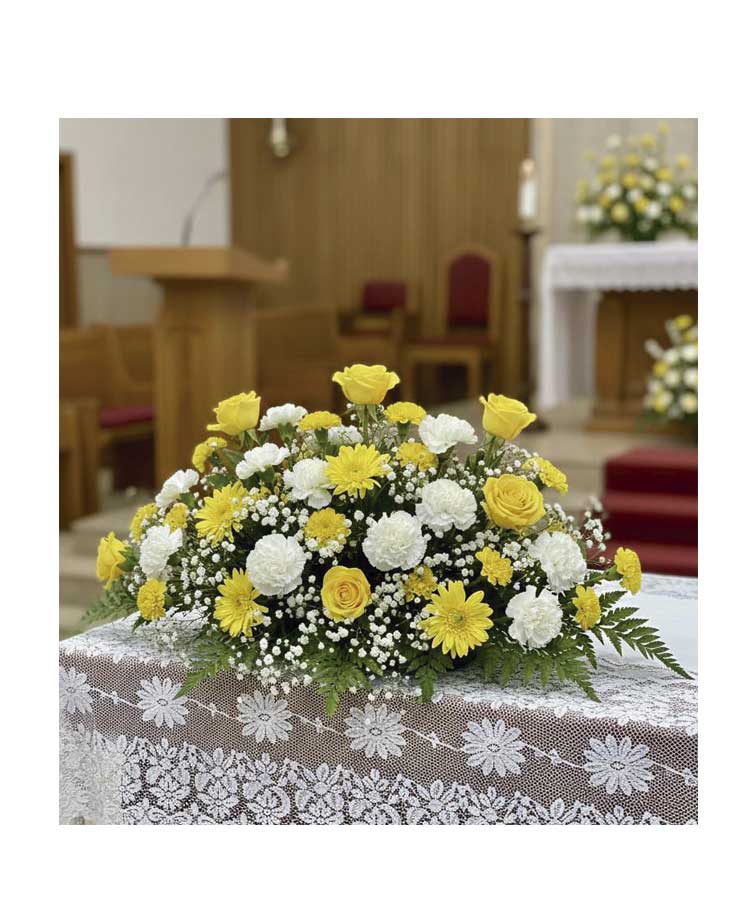 Arreglo floral mesa de altar