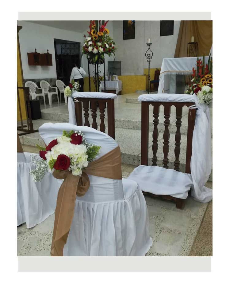 Decoración floral para silla de los novios