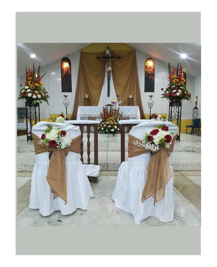 Decoración floral sillas de los novios
